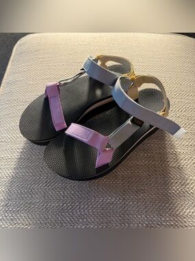 Teva Flatform Sandals NWOT Women’s Size 8 in Black with Pastel Straps